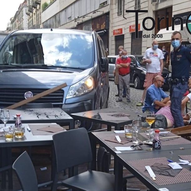 Van finisce contro un dehor all'ora di pranzo: attimi di terrore in via Mazzini