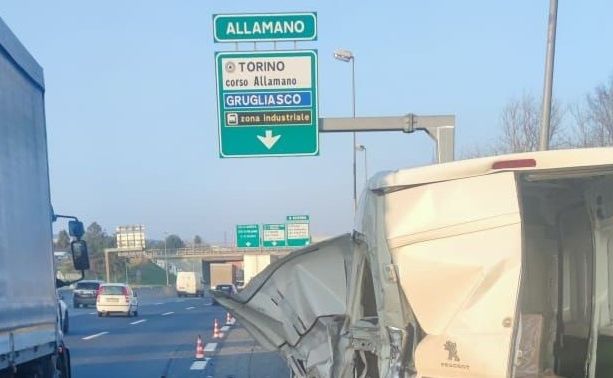 Caos in Tangenziale Sud per un doppio incidente nei pressi di corso Allamano: un ferito e 4 veicoli coinvolti
