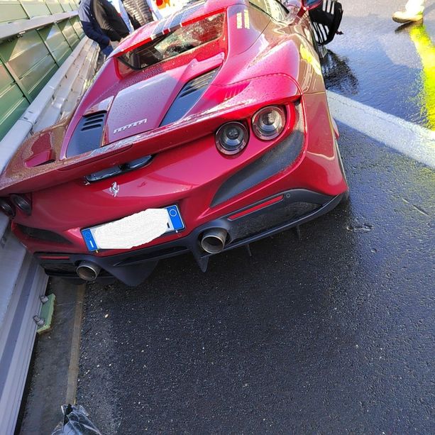 Quincinetto, una Ferrari e una Bmw si schiantano a poca distanza l'una dell'altra: l'uomo sulla Rossa al Cto