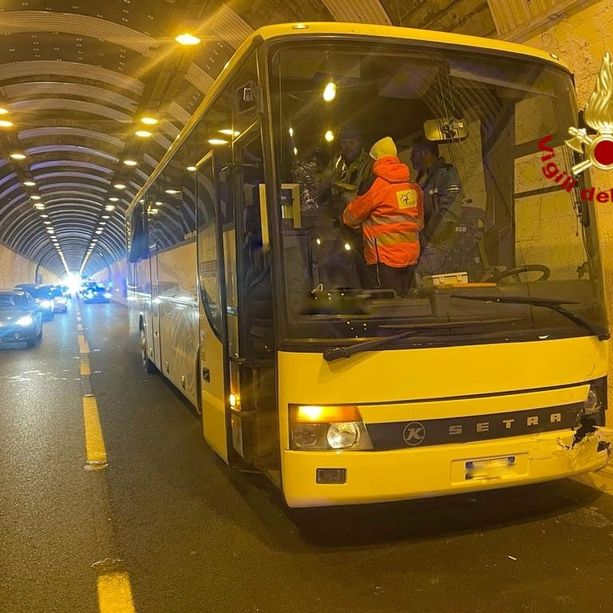 Un autobus turistico e due auto si tamponano in galleria: paura sulla Torino-Aosta. A bordo 48 passeggeri, 3 feriti