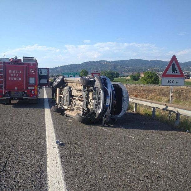 Terribile incidente sulla sopraelevata di Moncalieri, auto si ribalta: 5 feriti, due sono bambine