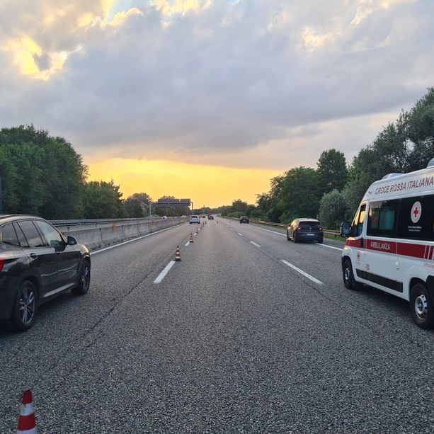 Tragedia in tangenziale: investito da un’auto, muore un addetto al soccorso stradale. Aveva 21 anni