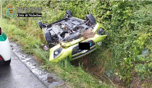 Auto viene tamponata, si ribalta e finisce nel fosso: momenti di paura a Nichelino