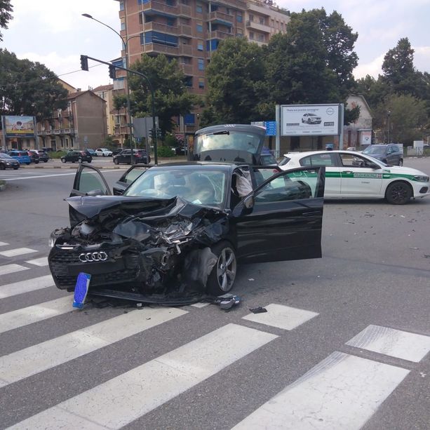 Schianto in piazza Rebaudengo: due automobili distrutte e soccorsi in azione [FOTO]
