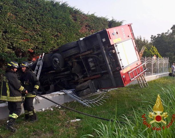 Drammatico incidente nel Canavese: camion dei pompieri finisce fuori strada, deceduto l'autista