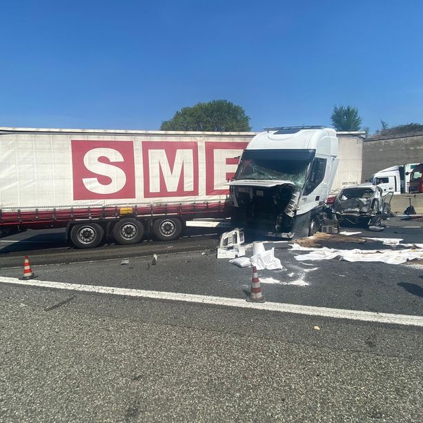 Terribile scontro tra mezzo pesante e auto sulla tangenziale di Torino, traffico bloccato e una persona in codice rosso al Cto