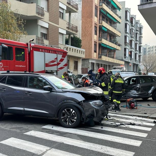 Terribile incidente tra via Sagra di San Michele e via Fattori: auto si schianta sul marciapiede [FOTO]