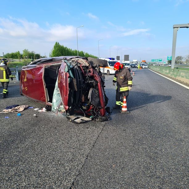 Clamorosa carambola all'altezza di corso Regina, in tilt il traffico sulla tangenziale: auto ribaltata, tre persone ferite