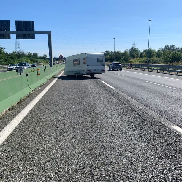 Traffico in tilt in tangenziale: a Collegno uno scontro tra auto, coinvolta anche una roulotte