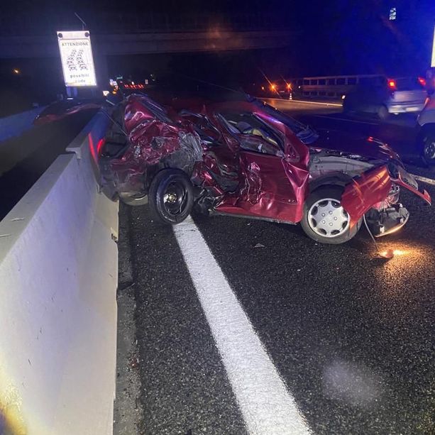 Tragedia sfiorata in tangenziale: schianto nella notte dopo la pioggia, distrutte due auto