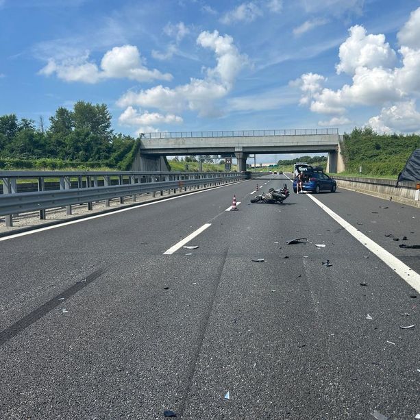 Due motociclisti finiscono contro un furgone: paura sulla Torino-Pinerolo