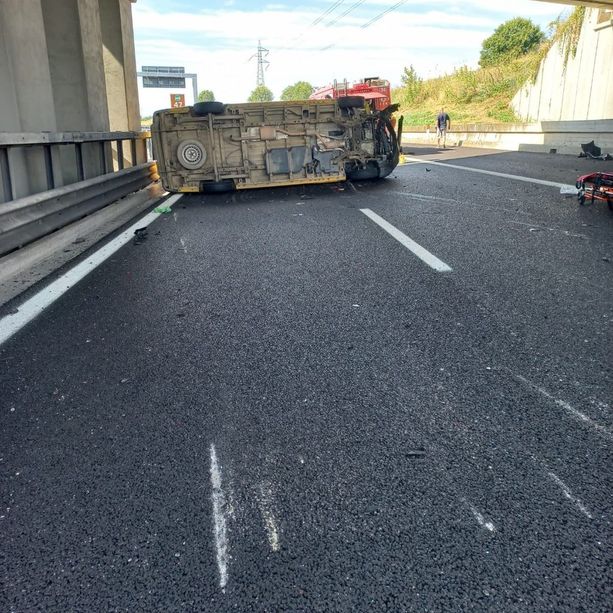 Carambola rovinosa sulla Torino-Pinerolo: auto distrutta, furgone ribaltato e 4 feriti