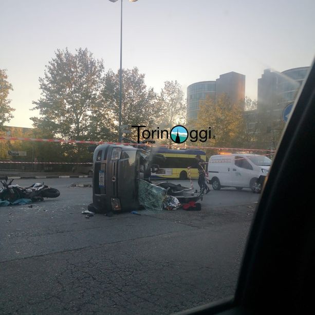 Tremendo scontro auto-moto in corso Tazzoli, il centauro ricoverato in codice rosso