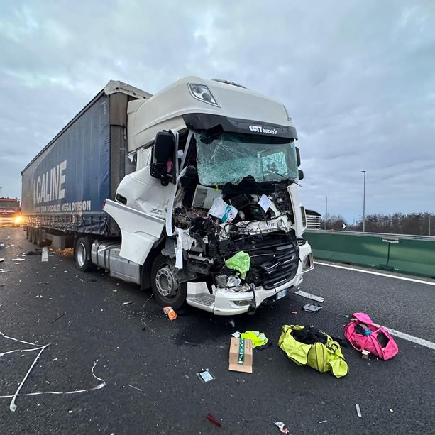 Schianto tra due bisonti della strada sulla Torino-Milano: chiuse due corsie, due feriti e traffico in tilt