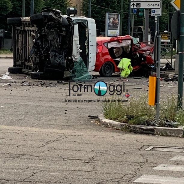 Schianto nella notte: un'auto si ribalta e una persona resta incastrata. Tre feriti al CTO