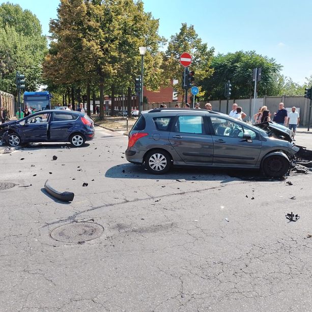 Tremendo scontro tra due auto in via Plava: vetture distrutte ma nessun ferito