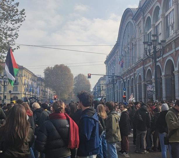Tensioni tra polizia e Pro Pal dopo il corteo dei sindacati: scontri a Porta Nuova [VIDEO e FOTO]