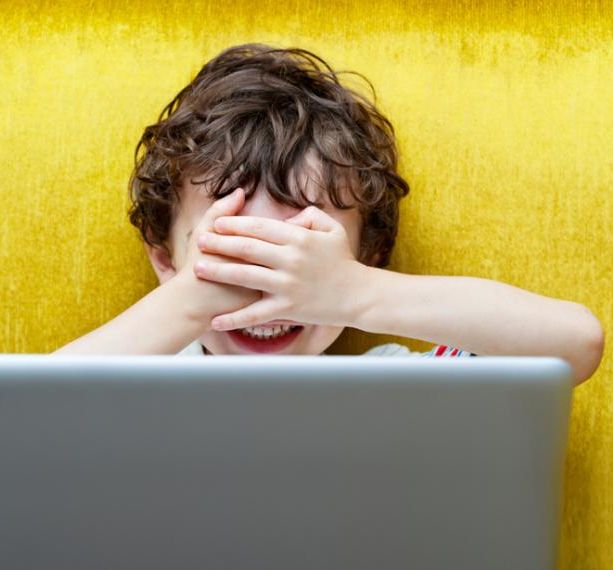 Video porno e di violenze anche sui neonati: da Torino tre arresti per pedopornografia, c'è anche un prete di Benevento