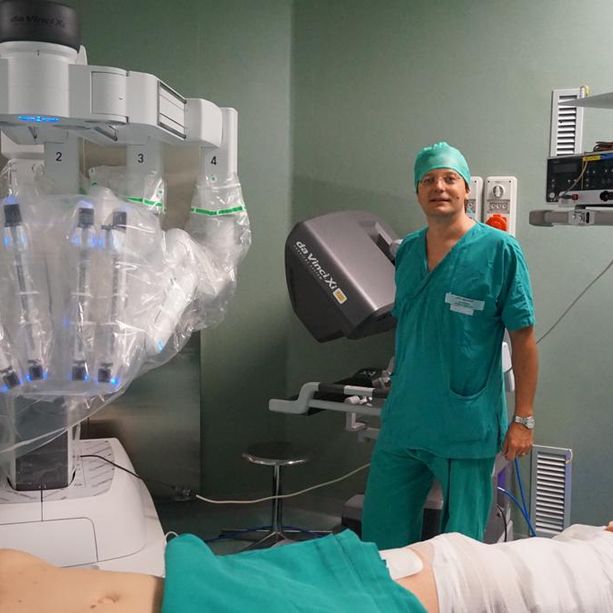 Intervento record alle Molinette, per la prima volta al mondo una donna operata da sveglia: un robot le ha rimosso un tumore al rene