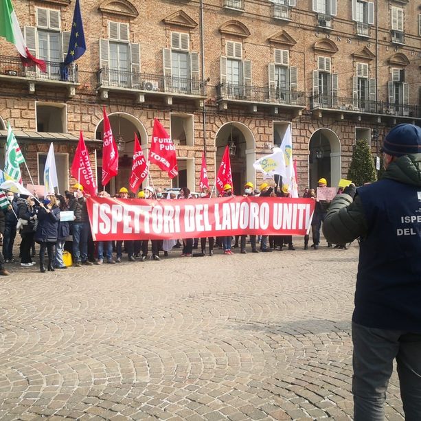 Boom di cantieri per i bonus, ma &quot;lo Stato non investe per i controlli&quot;: presidio in piazza Castello [VIDEO]