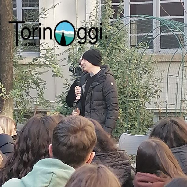 Il ciclone J-Ax piomba sulle scuole occupate di Torino: &quot;Quello che fate è sacrosanto. La mia generazione fa danni sui social&quot; [VIDEO]