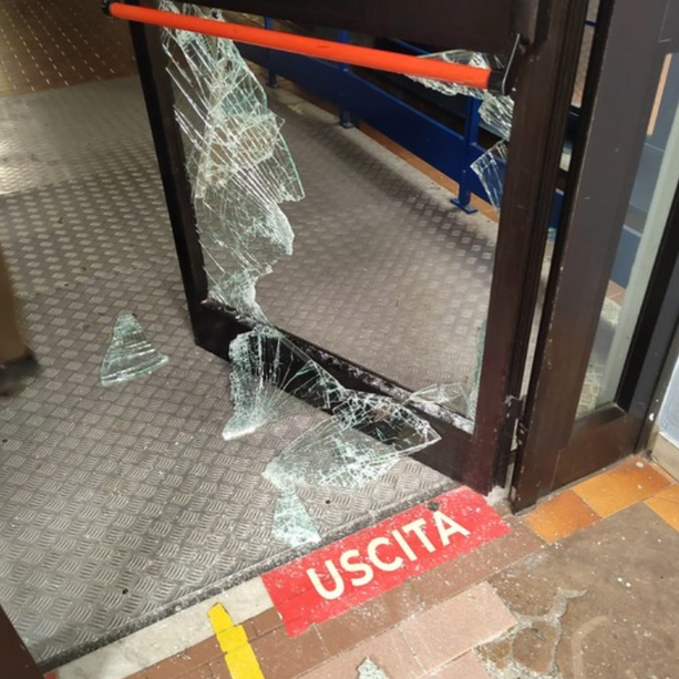 Le Befana porta una spaccata con furto all'interno della piscina Torrazza: &quot;Danno al quartiere e a un presidio sociale&quot;