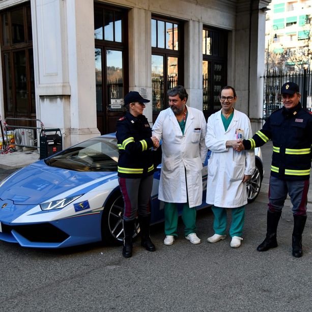 Una corsa per la vita da L'Aquila a Torino: il rene per il trapianto viaggia in Lamborghini