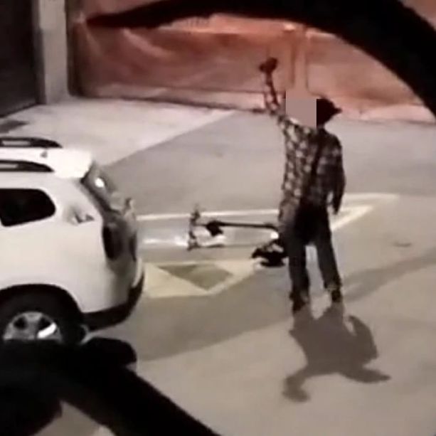 Attimi di paura in Barriera di Milano, spacciatore lancia mattoni e bottiglie contro le persone affacciate ai balconi