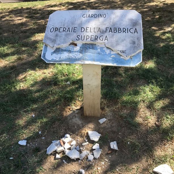 Dopo la targa di Tina Anselmi, vandalizzata anche quella dedicata alle operaie della Superga