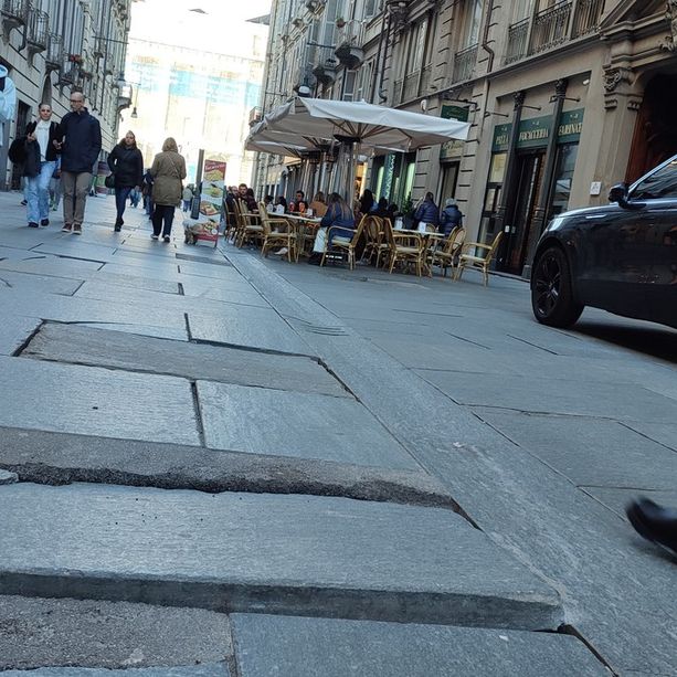 Lastra sollevata di diversi centimetri, pericolo per pedoni e ciclisti in via Garibaldi