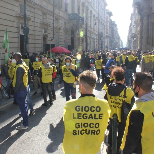 I lavoratori del gioco legale scendono in piazza: “Noi presidio contro l’illegalità”  (FOTO e VIDEO)