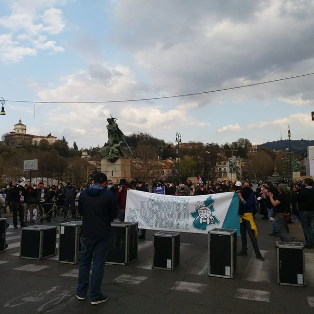 I lavoratori dello spettacolo bloccano il ponte di corso Vittorio Emanuele con bauli e striscioni [FOTO e VIDEO]