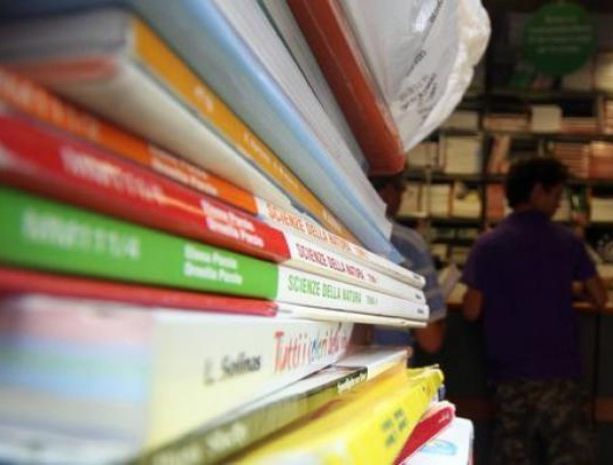 Scuola e spesa, l'odissea della famiglia con due figli: &quot;Voucher libri non finanziati, carta 'Dedicata a te' mai arrivata&quot;