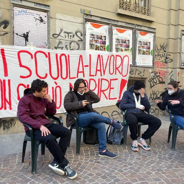 Alternanza scuola-lavoro, gli studenti tornano in piazza dopo gli scontri: &quot;Picchiati perché volevamo ricordare un ragazzo morto&quot;