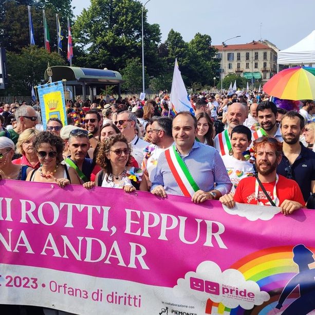 Tacchi rotti, eppur bisogna andar: è partito il Torino Pride edizione 2023. &quot;Siamo una marea che invaderà tutta Italia&quot;