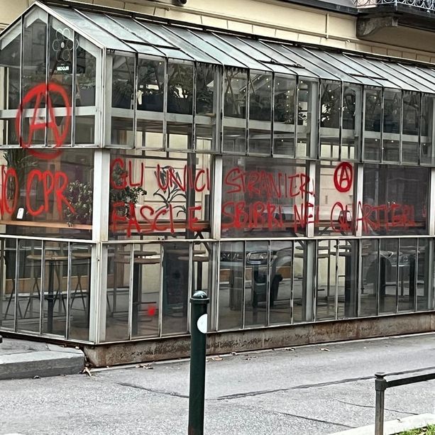 Vandalizzata dagli antagonisti alcuni negozi e la zona di Regio Parco [FOTO]