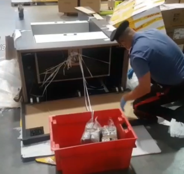 Spediscono un armadio con 53 chili di droga nascosti all'interno: un arresto e due denunce [VIDEO]