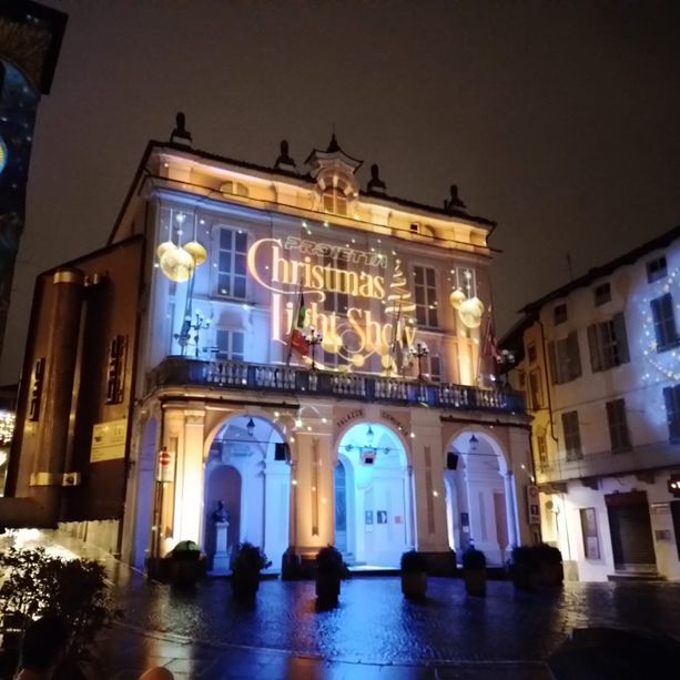 Le luci d'artista accendono il Natale nel centro storico di Moncalieri [FOTO e VIDEO]