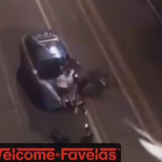Notte di caos al Ponte Carpanini: dopo una rissa, si siedono sul cofano della polizia per farsi una foto