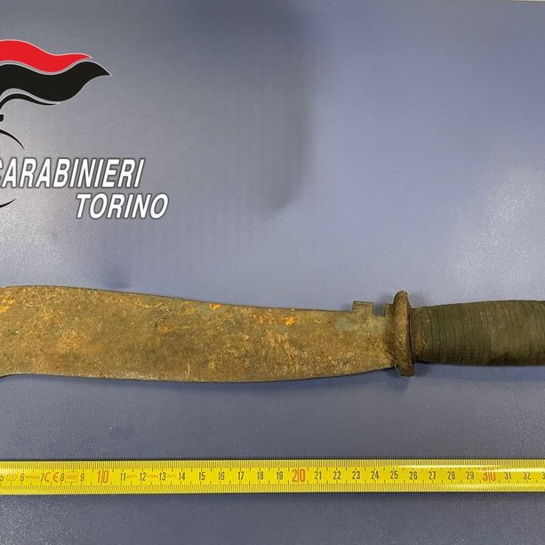 Minaccia e rapina un passante con un machete a 2 passi da Porta Nuova: arrestato