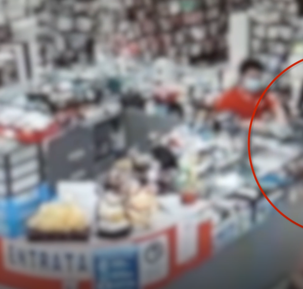 Madre e figlia rubano in un negozio e scappano, il titolare si aggrappa alla loro auto e viene trascinato per alcuni metri: arrestate [VIDEO]