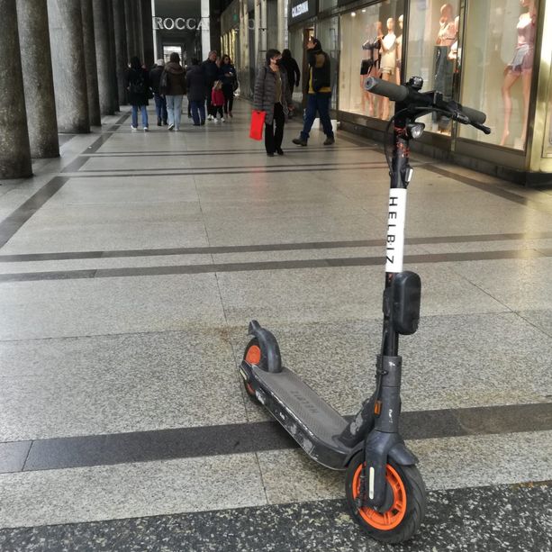 &quot;Passano con il rosso e parcheggiano sui marciapiedi&quot;. A Torino nel 2024 più multe a bici e monopattini