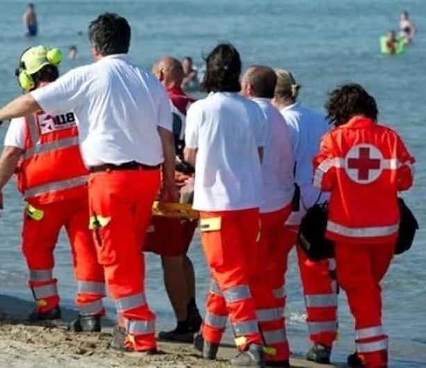 Colto da malore mentre nuotava: niente da fare per un anziano turista torinese a Finale