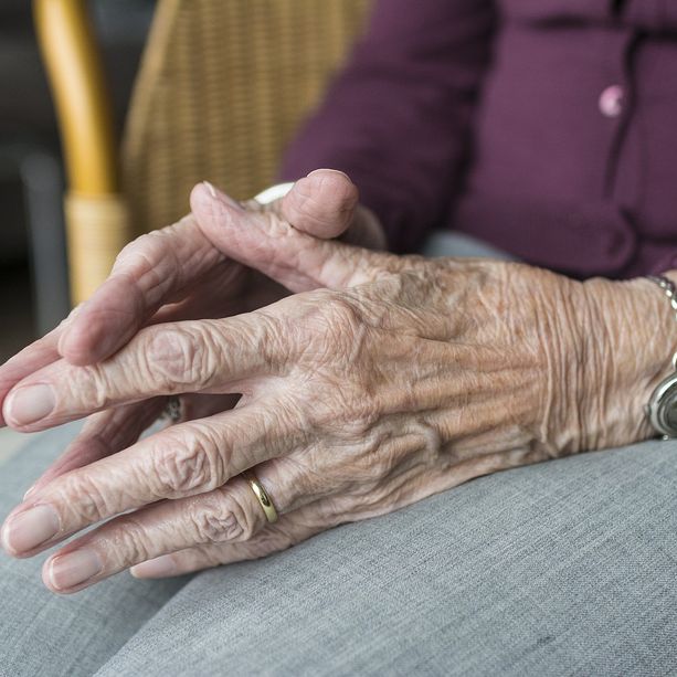 Botte alla madre di 87 anni che non gli dà i soldi: arrestato per maltrattamenti