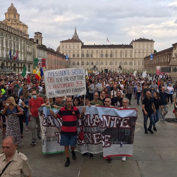 Corteo no green pass nel centro di Torino, momenti di tensione in via Verdi (FOTO e VIDEO)