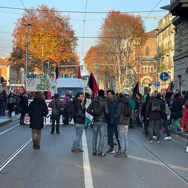Corteo degli anarchici per le vie della città: “Stop al militarismo”
