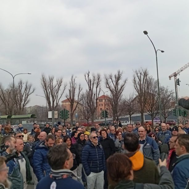 Mirafiori, nuovo sciopero fuori dai cancelli: &quot;Situazione al limite&quot; [FOTO]