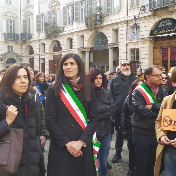 &quot;No all'allontanamento zero, serve un tavolo di confronto&quot;. In piazza anche Appendino