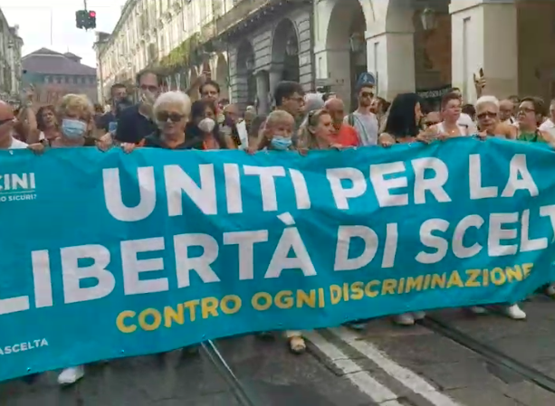 A Torino nuova manifestazione contro il Green Pass, corteo in centro: “Libertà, non siamo schiavi”