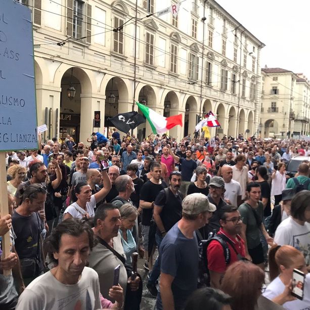 A Torino sfila ancora la rabbia dei No Green Pass: migliaia in corteo [FOTO E VIDEO]